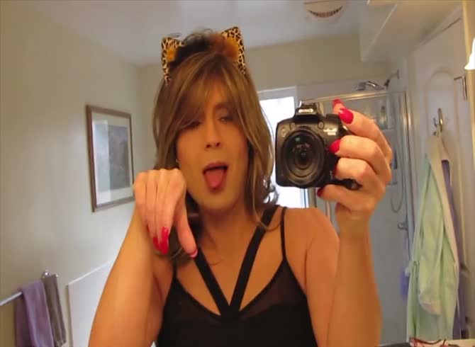 Video :Brown-haired shemale with a big ass shows her sexy body in the living room